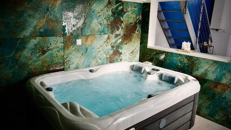 Le Loft Jacuzzi Et Ecran De Projection Apartment Port-de-Bouc 0*,  France